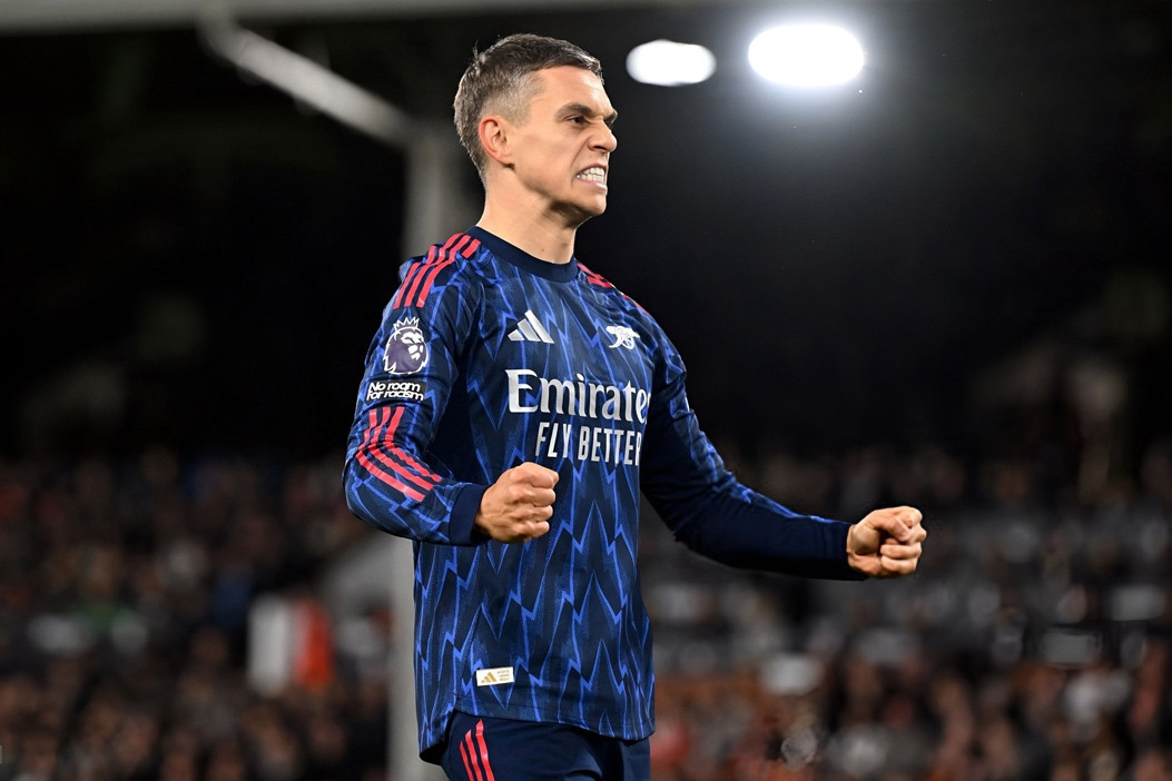 Trossard lóe sáng, Arsenal thắng để giữ ngôi số 1