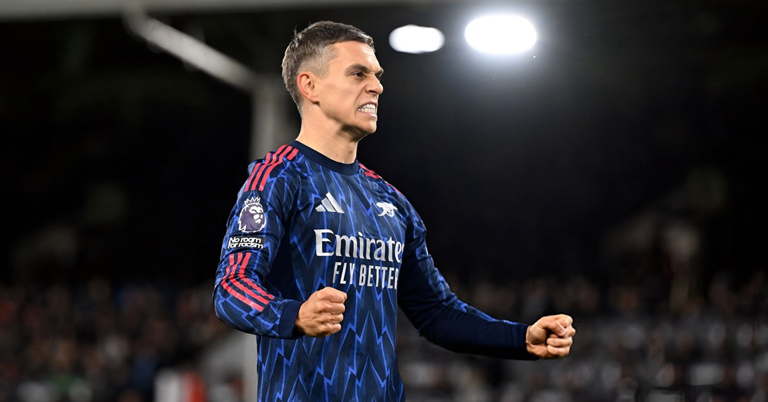 Trossard lóe sáng, Arsenal thắng để giữ ngôi số 1