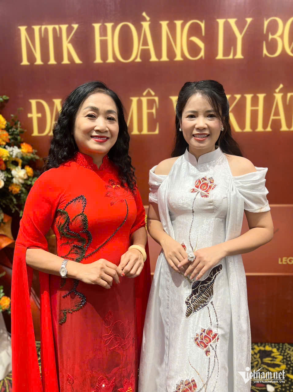 NSND Vi Hoa và NTK Hoàng Ly tại sự kiện