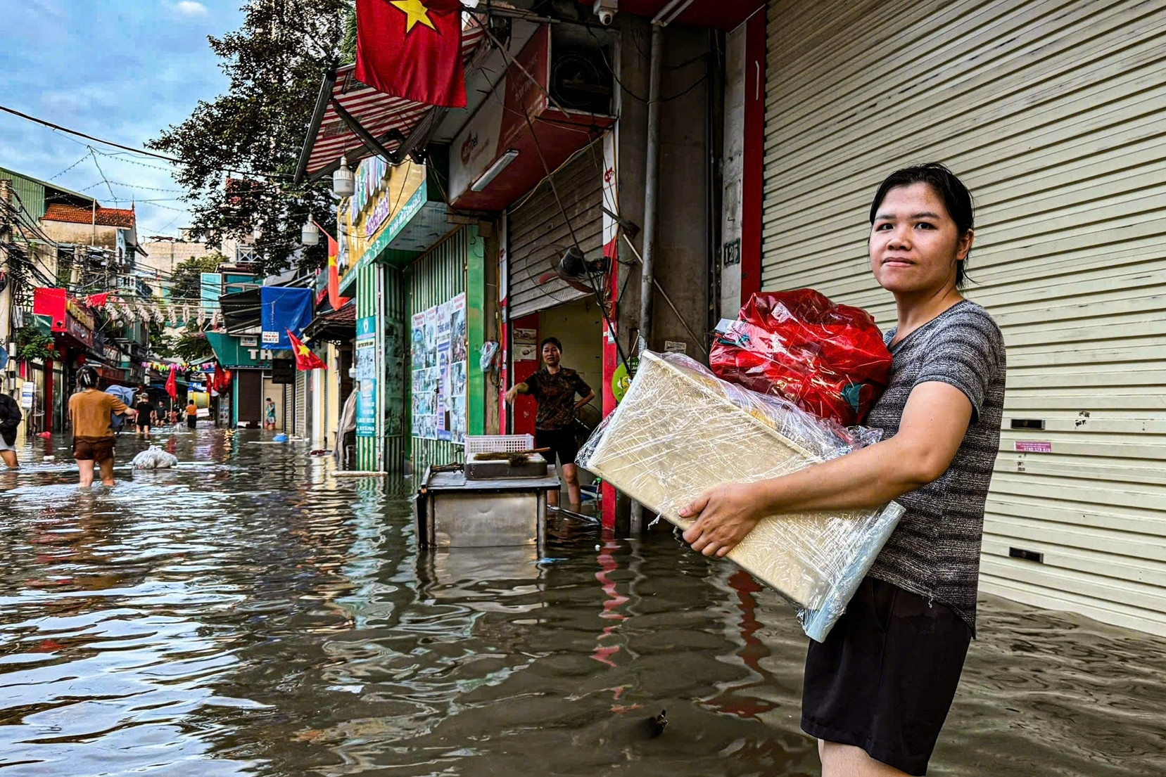 Bản tin trưa 2/10: 36 giờ nước ngập, người dân 'tháo chạy' khỏi khu phố Hà Nội