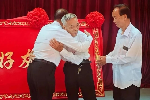 2 ngôi làng chính thức 'bắt tay làm hòa' sau hơn 1 thế kỷ cãi nhau