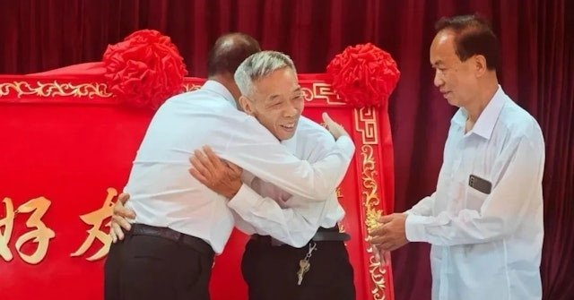 2 ngôi làng chính thức &amp;apos;bắt tay làm hòa&amp;apos; sau hơn 1 thế kỷ cãi nhau