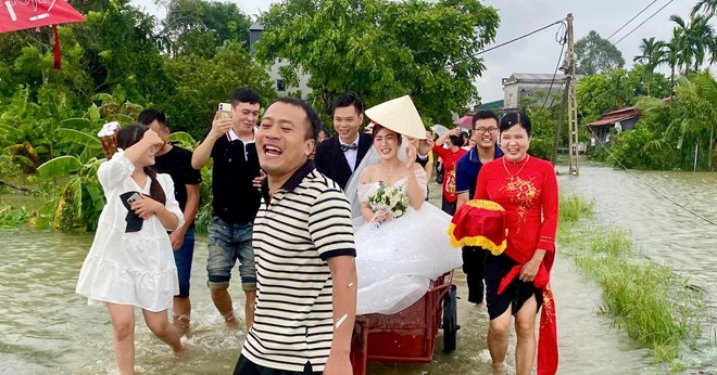 70 người lội nước, dùng xe kéo rước dâu ở Thanh Hóa, ngõ xóm rộn tiếng cười