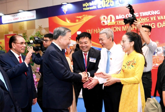 80 năm &apos;nổi lửa&apos; cùng đất nước, hành quân cùng dân tộc, bắt nhịp cùng thời đại