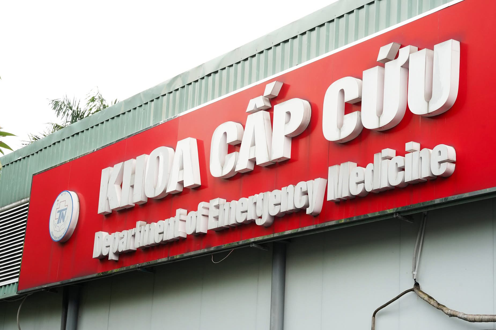 Cấp cứu nam công nhân vỡ đại tràng do bạn dùng vòi hơi cao áp xịt