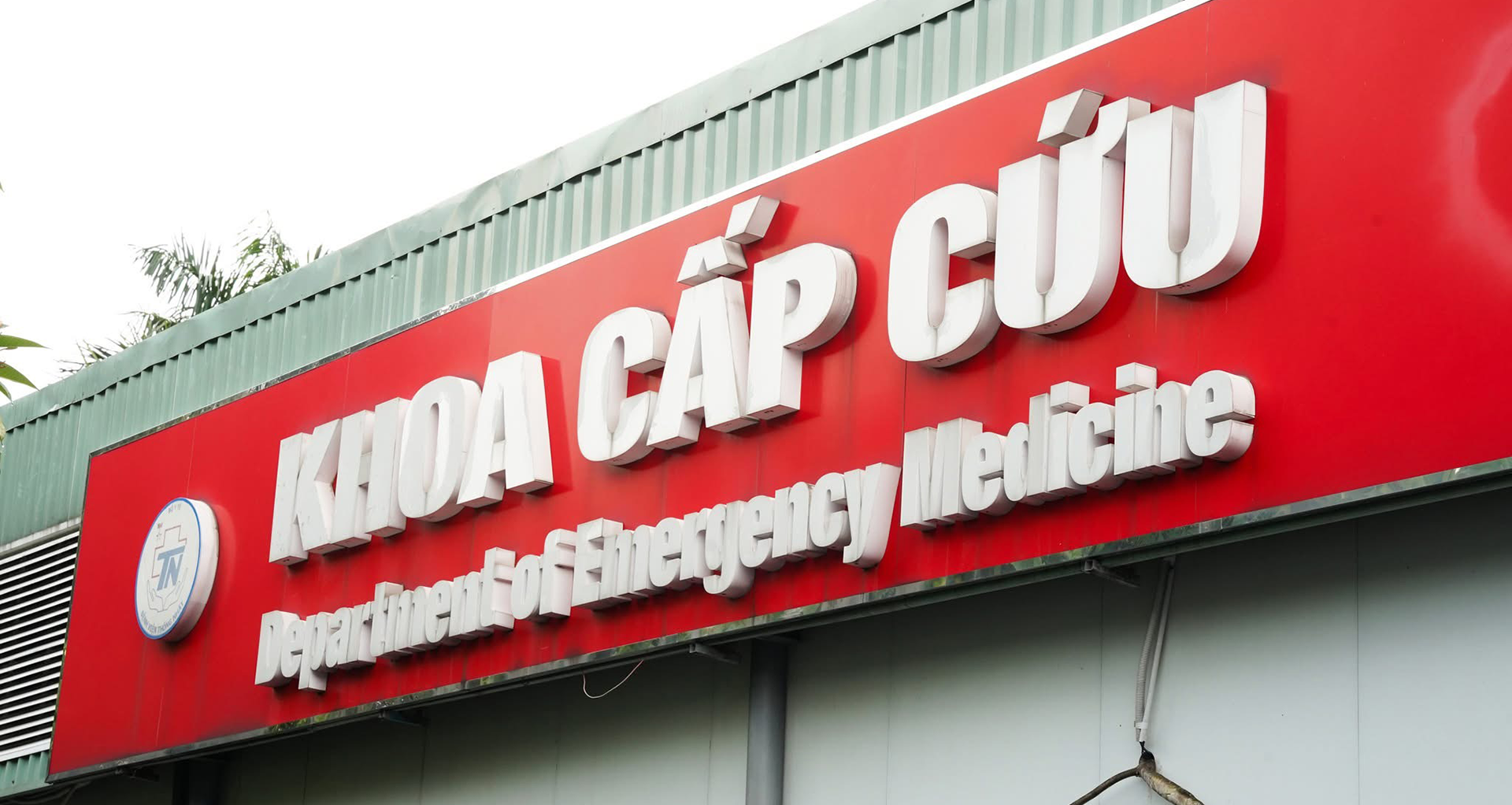 Cấp cứu nam công nhân vỡ đại tràng do bạn dùng vòi hơi cao áp xịt