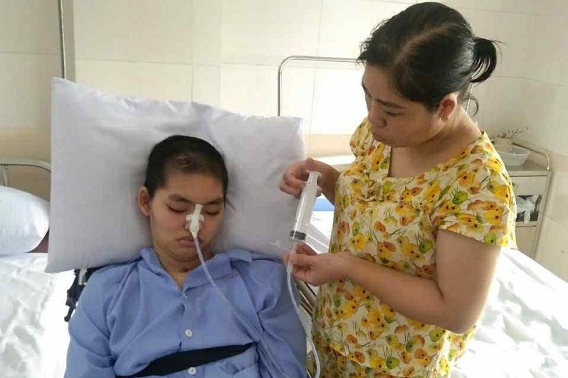 Cha mẹ nghèo kiệt quệ tìm đường sống cho con trai bệnh nặng