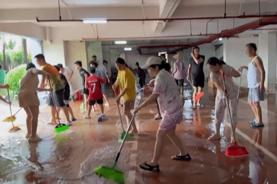 Cư dân Hà Nội chung tay dọn dẹp sau 48 giờ chống chọi ngập nặng