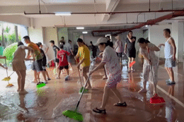 Cư dân Hà Nội chung tay dọn dẹp sau 48 giờ chống chọi ngập nặng
