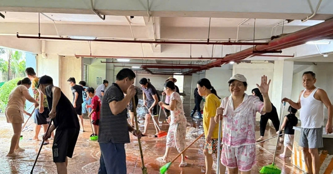 Cư dân Hà Nội chung tay dọn dẹp sau 48 giờ chống chọi ngập nặng