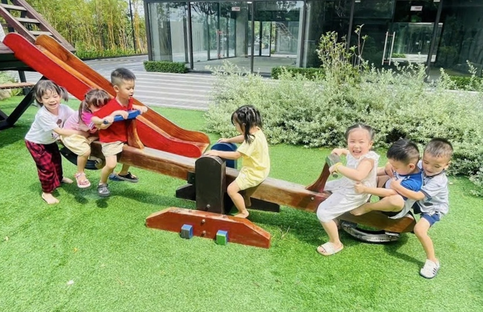 Đi làm lương không đuổi kịp giá nhà, nhiều vợ chồng đành đưa ra quyết định quan trọng