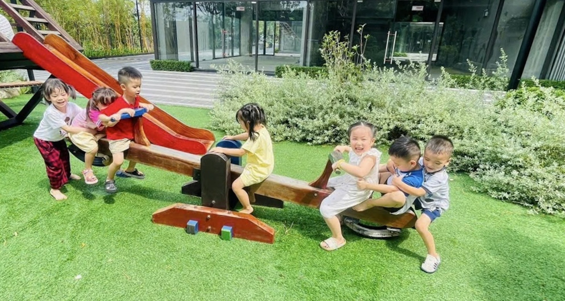 Đi làm lương không đuổi kịp giá nhà, nhiều vợ chồng đành đưa ra quyết định quan trọng