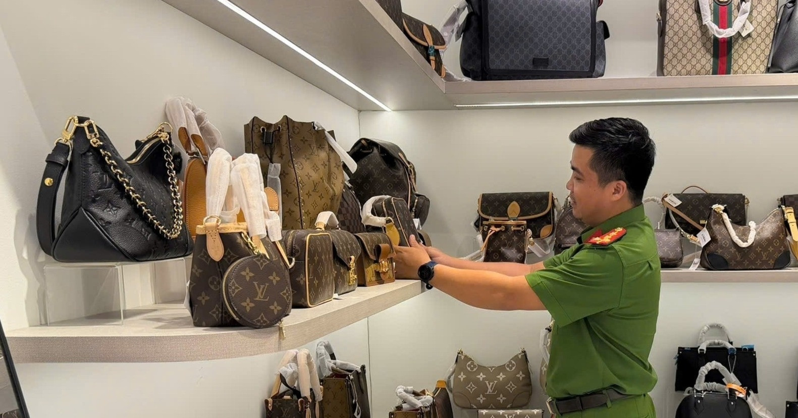 Điểm danh loạt cửa hàng ở Đà Nẵng tầng 1 bày sản phẩm thật, tầng 2 tràn lan hàng giả