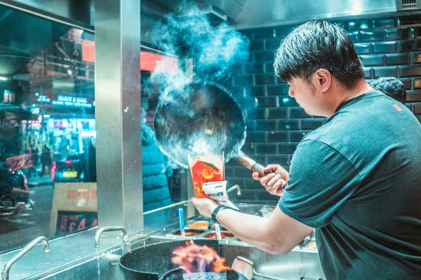 Du học tiến sĩ y khoa ở nước đắt đỏ, chàng trai dùng thức ăn mèo để tiết kiệm