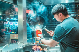 Du học tiến sĩ y khoa ở nước đắt đỏ, chàng trai dùng thức ăn mèo để tiết kiệm