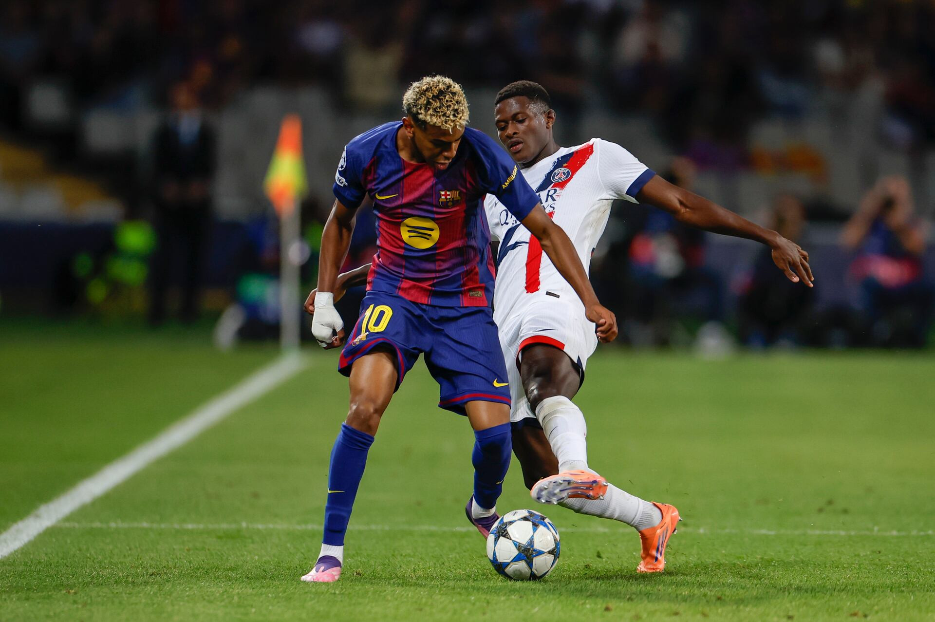 EFE - Lamine Yamal Nuno Mendes Barca PSg.jpg
