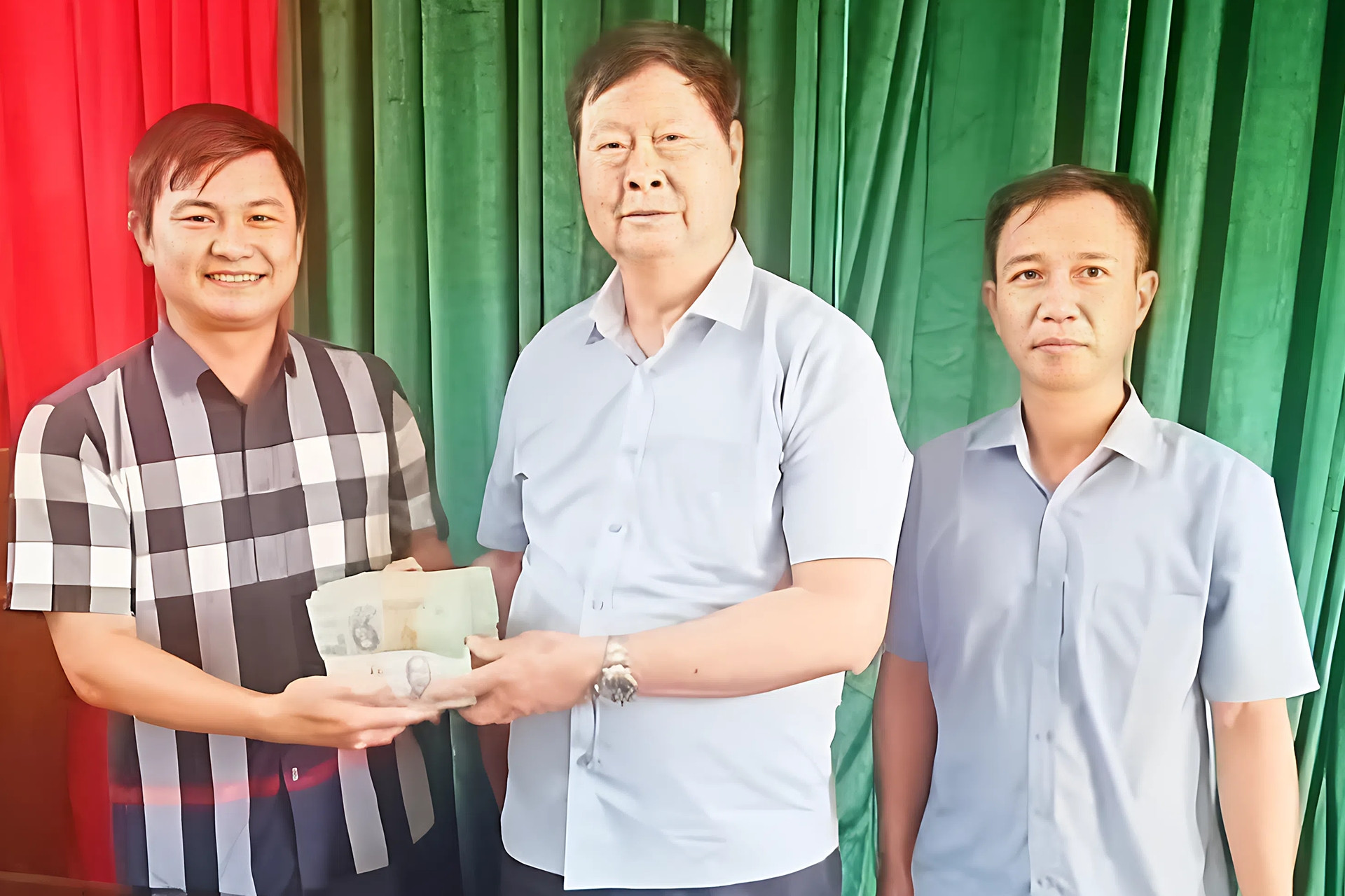 Gia đình thầy giáo ủng hộ 1 tỷ đồng cho người dân sau trận giông lốc kinh hoàng