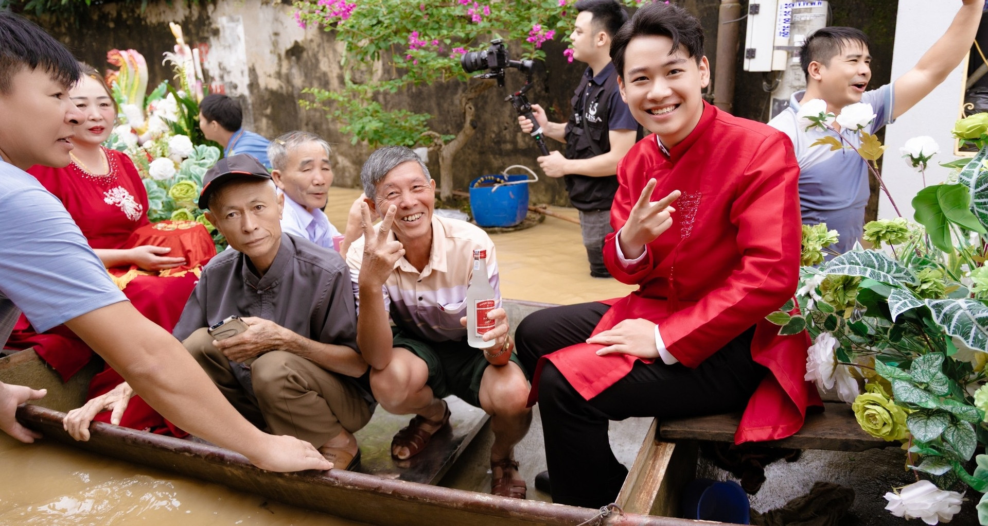 Hàng xóm làm thuyền hoa &amp;apos;thần tốc&amp;apos; giúp nhà trai vượt ngập rước dâu ở Thanh Hóa