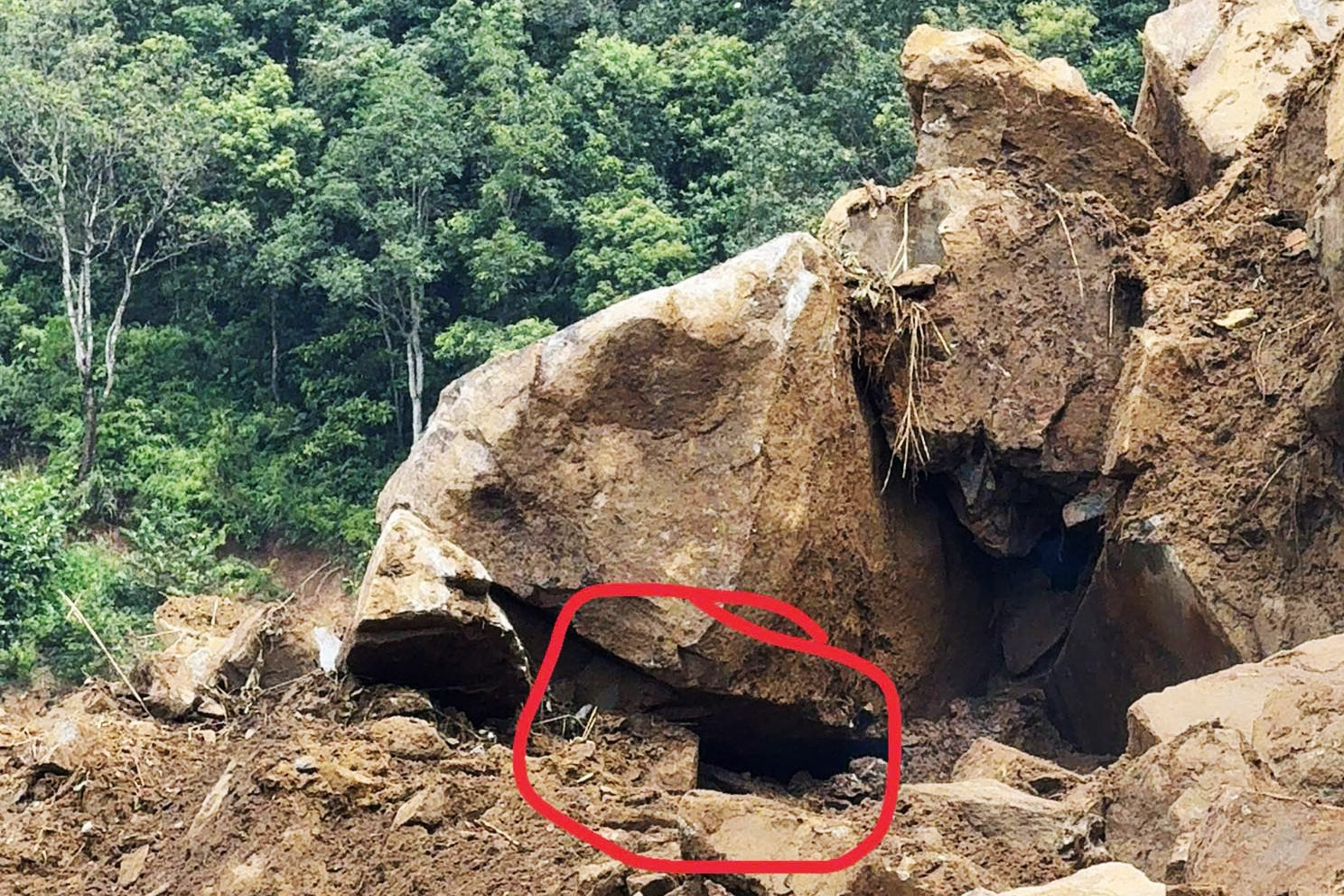 Hình ảnh mới hé lộ vụ ô tô bán tải chở quản đốc thủy điện và 2 người mất tích