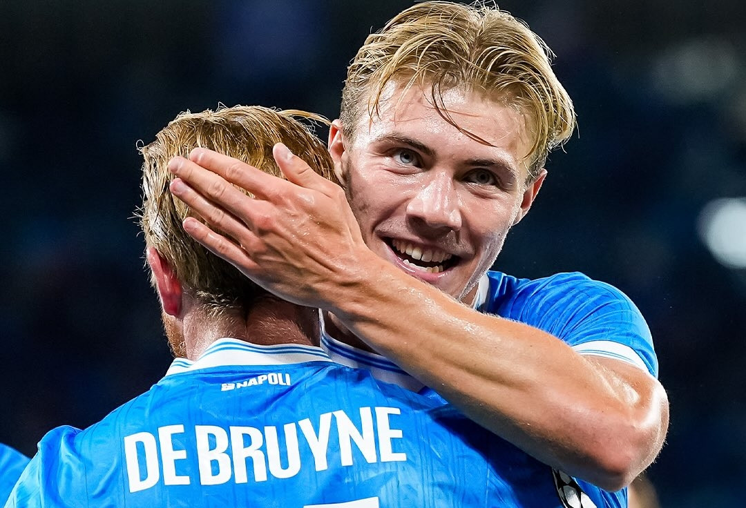 Hojlund chói sáng, cùng De Bruyne giúp Napoli thắng kịch tính Sporting
