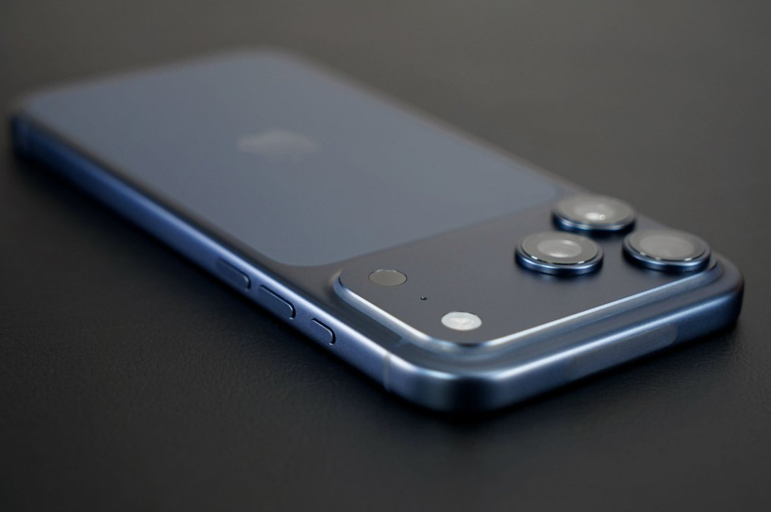 iPhone 17 Pro Max xanh dam.png