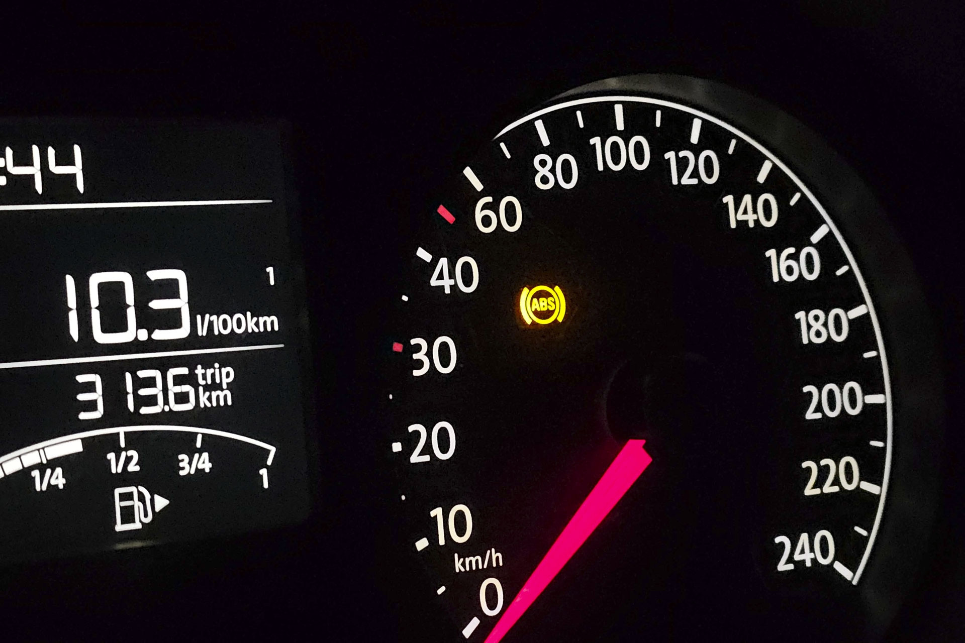 Khi đèn phanh ABS bật sáng, tài xế cần làm điều này ngay lập tức