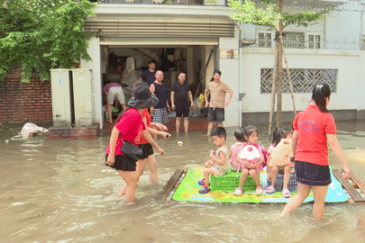 Khu đô thị, trường học thành 'ốc đảo', phụ huynh chèo thuyền đưa đón con