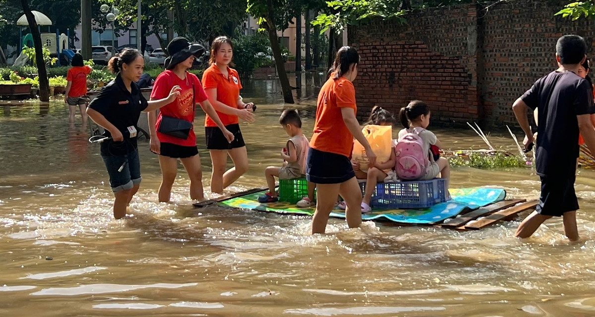 Khu đô thị, trường học thành &amp;apos;ốc đảo&amp;apos;, phụ huynh chèo thuyền đưa đón con