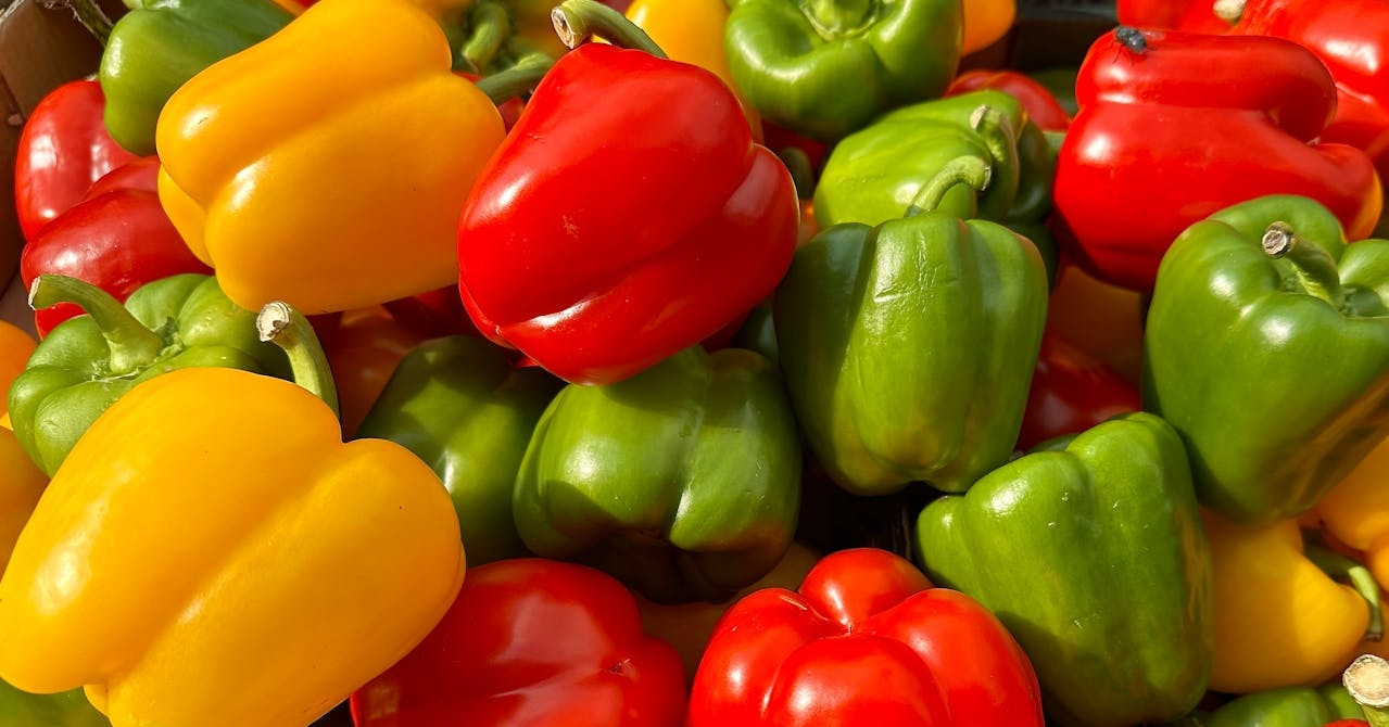 Loại quả đủ màu sắc, chứa lượng vitamin C nhiều hơn cả cam