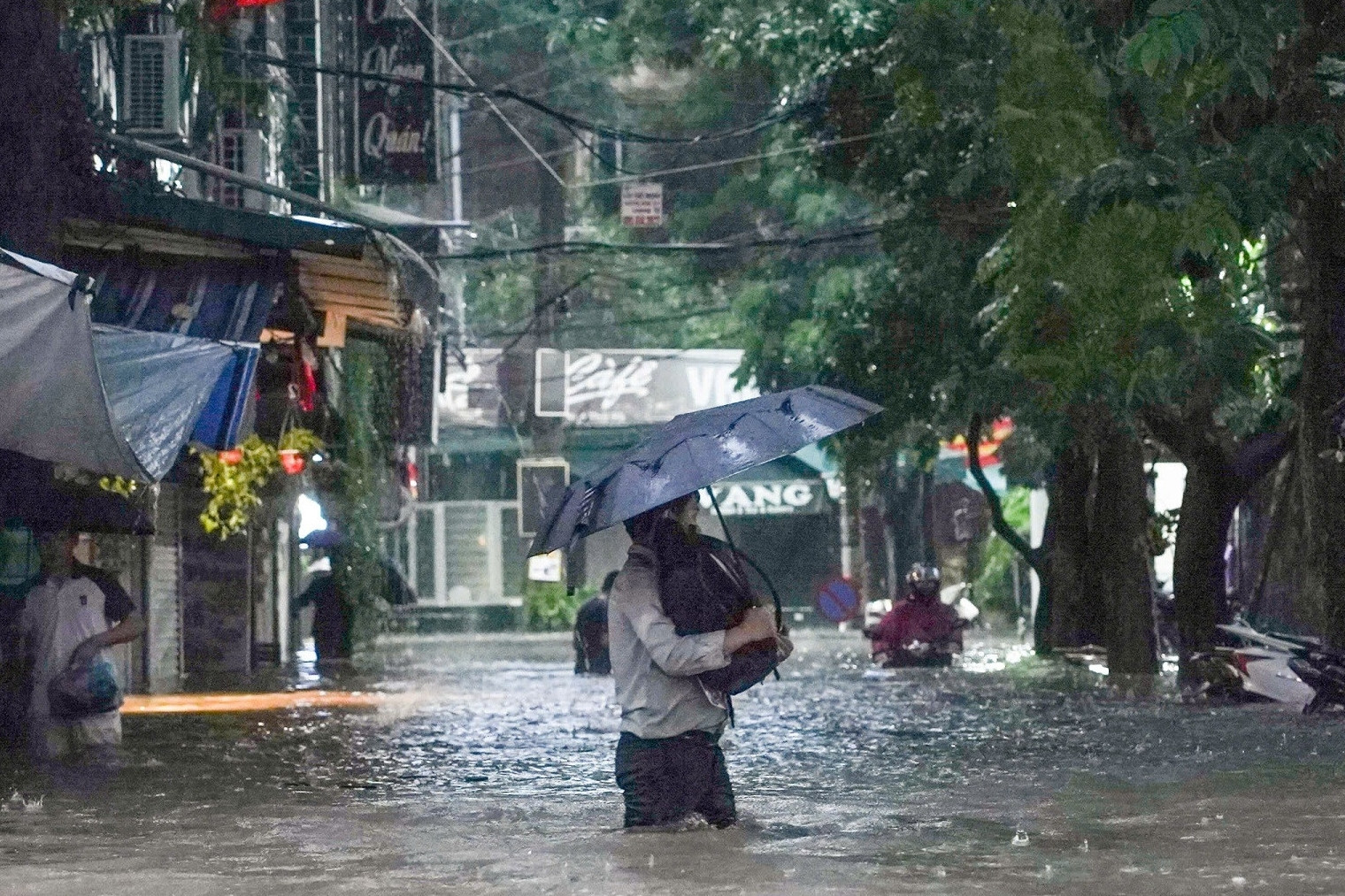 Loạt trường đại học hỗ trợ sinh viên hàng triệu đồng sau bão Bualoi