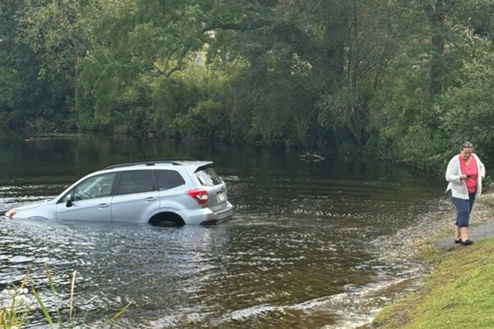 Mải hóng chuyện, người phụ nữ bất lực nhìn xe ô tô lao xuống hồ nước