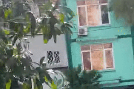 Nam thanh niên nghi 'ngáo đá' leo lan can tầng 2 dọa nhảy lầu tự tử