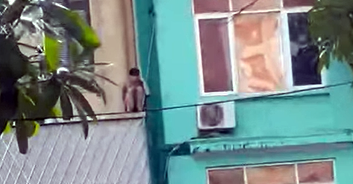 Nam thanh niên nghi &amp;apos;ngáo đá&amp;apos; leo lan can tầng 2 dọa nhảy lầu tự tử