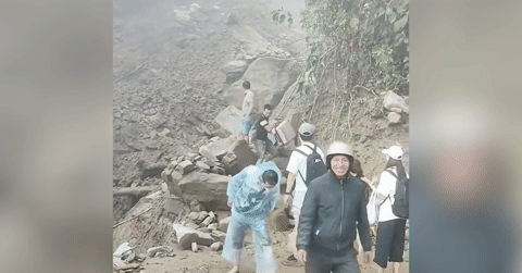 Nhóm người thoát nạn trong gang tấc khi băng qua điểm sạt lở trên đèo Khau Phạ