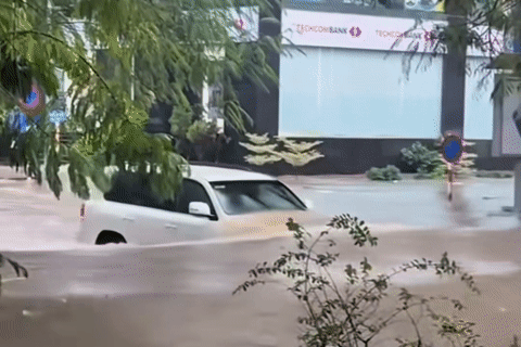 Những chiếc xe có màn lội nước ấn tượng ở trận ngập lụt Hà Nội