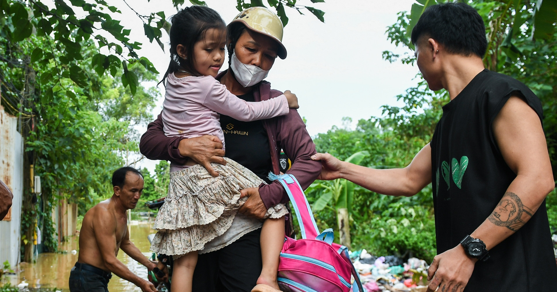 Nước sông Hồng tại Hà Nội dâng cao, người dân chèo thuyền đưa xe máy vào bờ