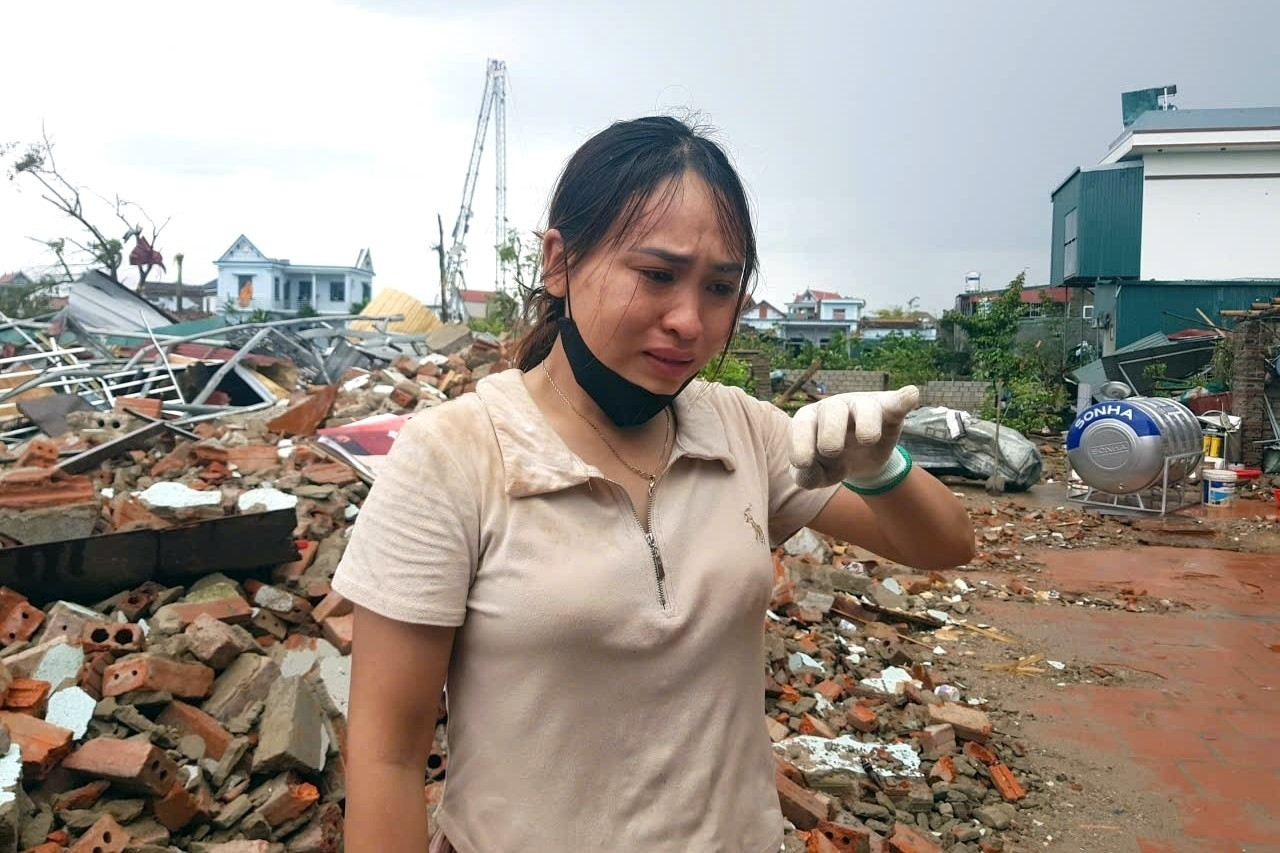 Sau tiếng gió rít, vợ chồng ở Thanh Hóa bị vùi trong căn nhà đổ sập