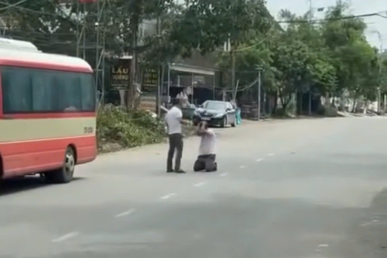 Tài xế xe buýt bị hành khách đánh, bắt quỳ giữa đường