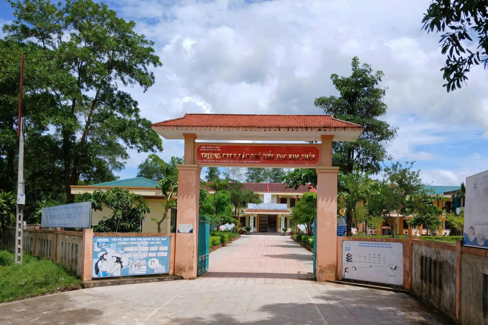 Tạm đình chỉ công tác phó hiệu trưởng vụ 40 học sinh nghi bị ngộ độc