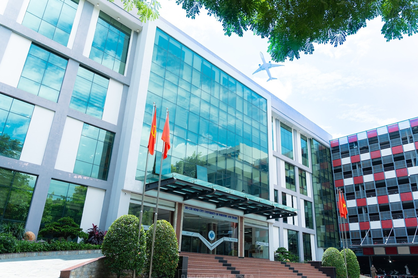 Lương ở một trường đại học bình quân 32 triệu/tháng, tiến sĩ gần 100 triệu