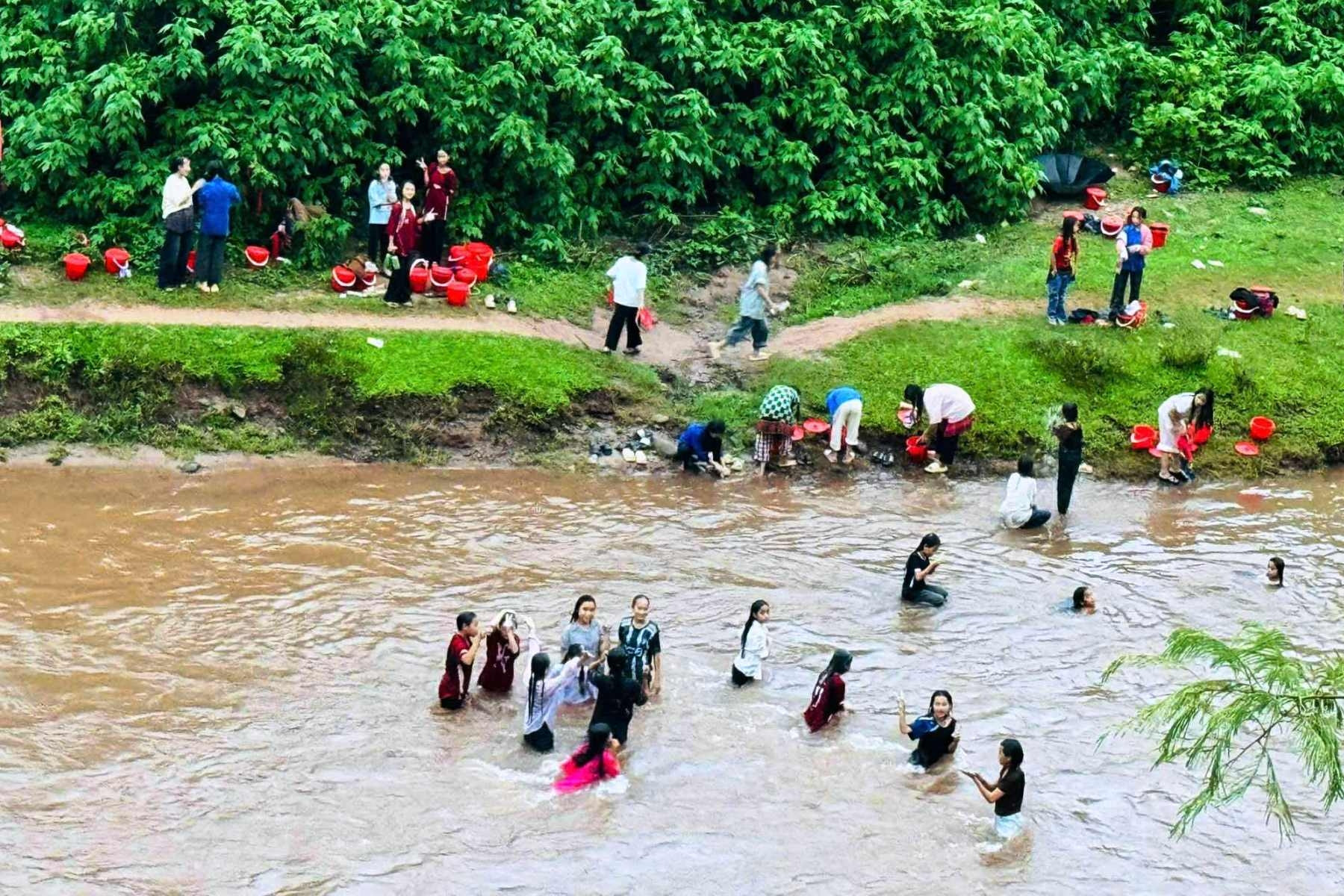 Thắt lòng nhìn 400 học trò ra suối tắm mỗi chiều, thầy hiệu trưởng chỉ ước một điều