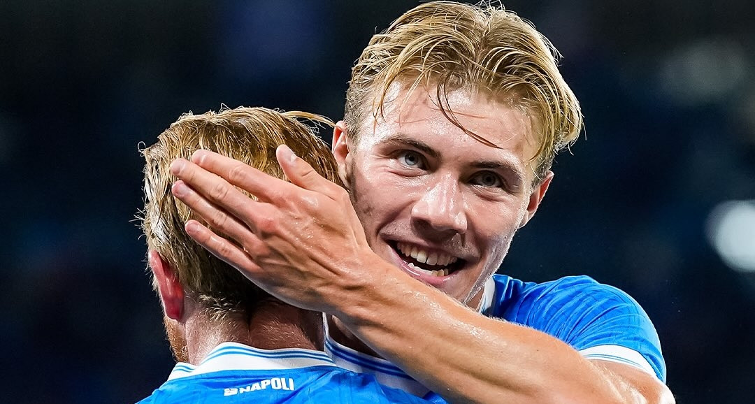 Hojlund chói sáng, cùng De Bruyne giúp Napoli thắng kịch tính Sporting