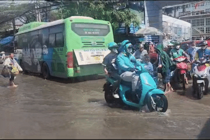Trời nắng, người dân 'ngã ba lụt lội' ở Hà Nội vẫn bì bõm qua đường