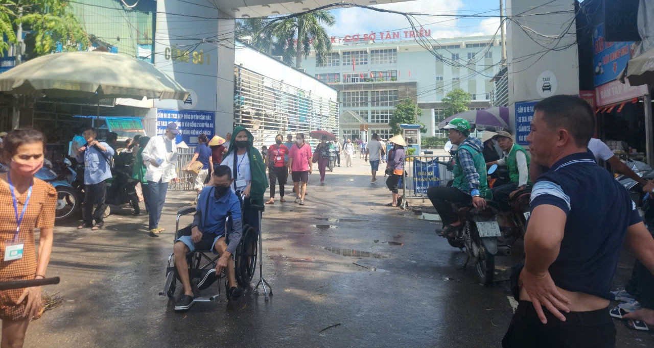 Trời nắng, người dân &amp;apos;ngã ba lụt lội&amp;apos; ở Hà Nội vẫn bì bõm qua đường