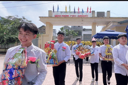 Dàn nam sinh 'bê tráp' tặng quà ngày 20/10 cho cô giáo và các bạn nữ gây 'sốt'
