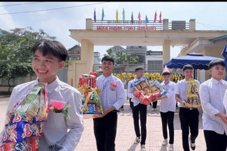 Dàn nam sinh 'bê tráp' tặng quà ngày 20/10 cho cô giáo và các bạn nữ gây 'sốt'