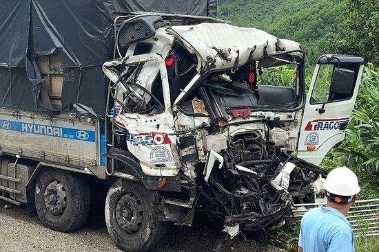 Bản tin chiều 20/10: Tai nạn liên hoàn, xe tải biến dạng trên cao tốc