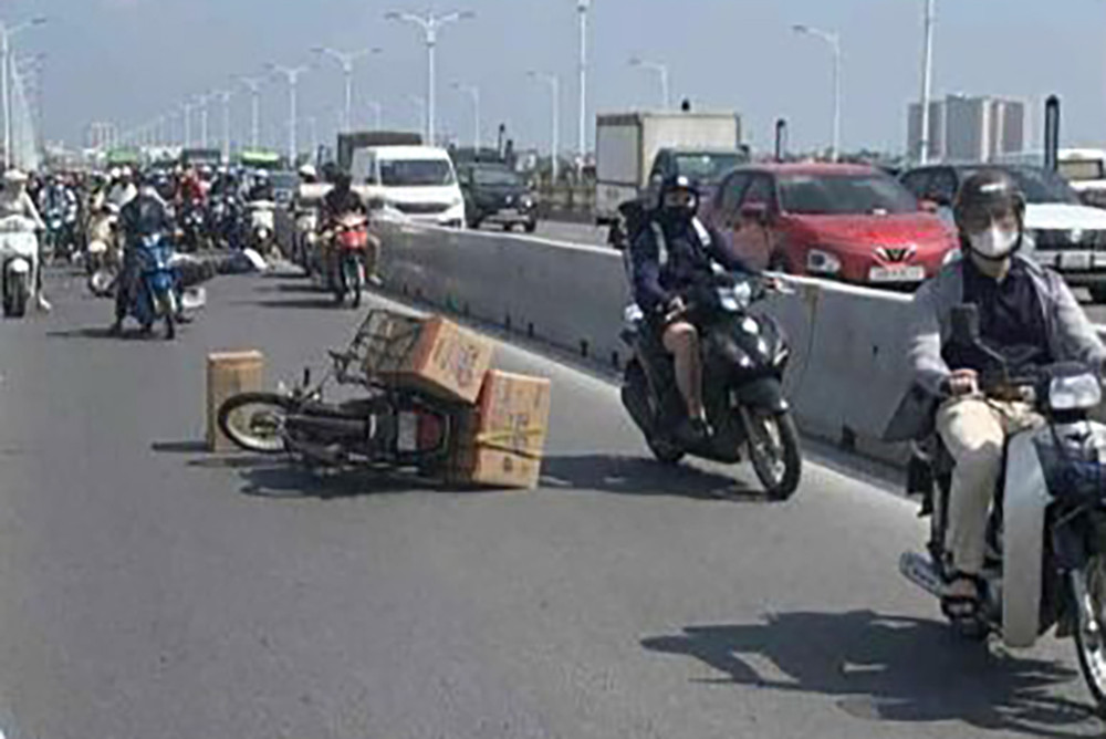 Tài xế nghi nhảy cầu Vĩnh Tuy sau tai nạn, hàng chục cảnh sát tìm kiếm