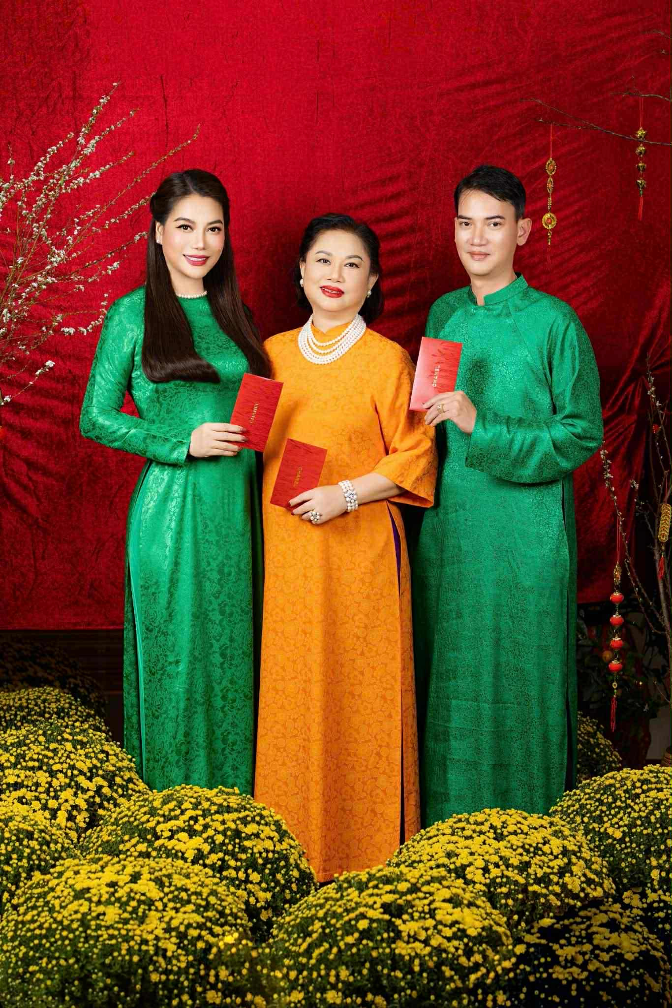 Bà Phương bên 2 con