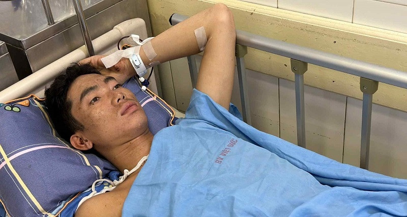 Bán đất không đủ tiền đóng viện phí cho con trai, cha nghèo cầu cứu sự giúp đỡ